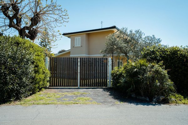 casa indipendente in vendita a Ladispoli in zona Marina di San Nicola