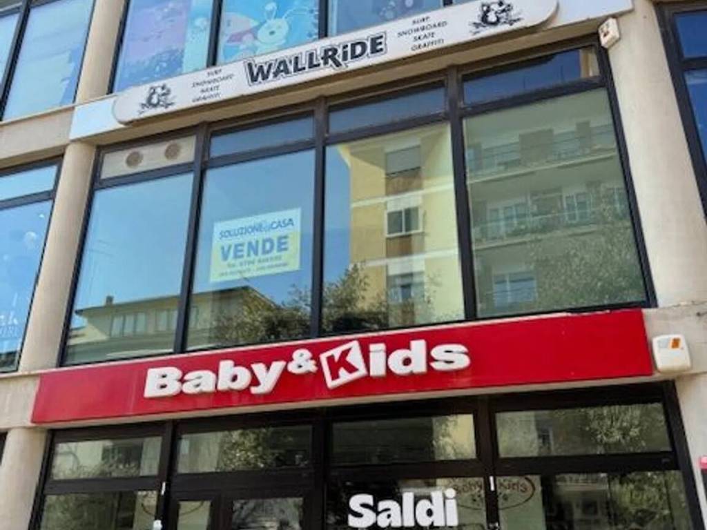 negozio in vendita a Ladispoli