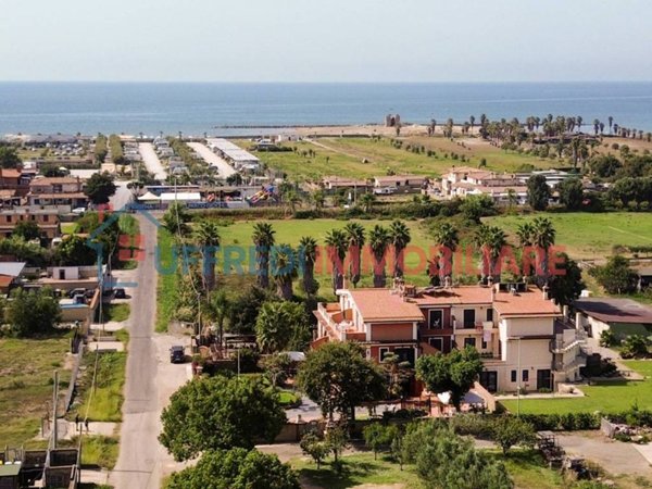 casa indipendente in vendita a Ladispoli