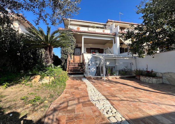 casa indipendente in vendita a Ladispoli