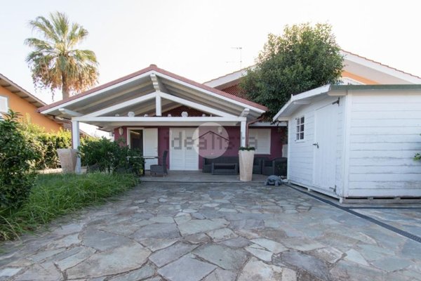 casa indipendente in vendita a Ladispoli in zona Marina di San Nicola