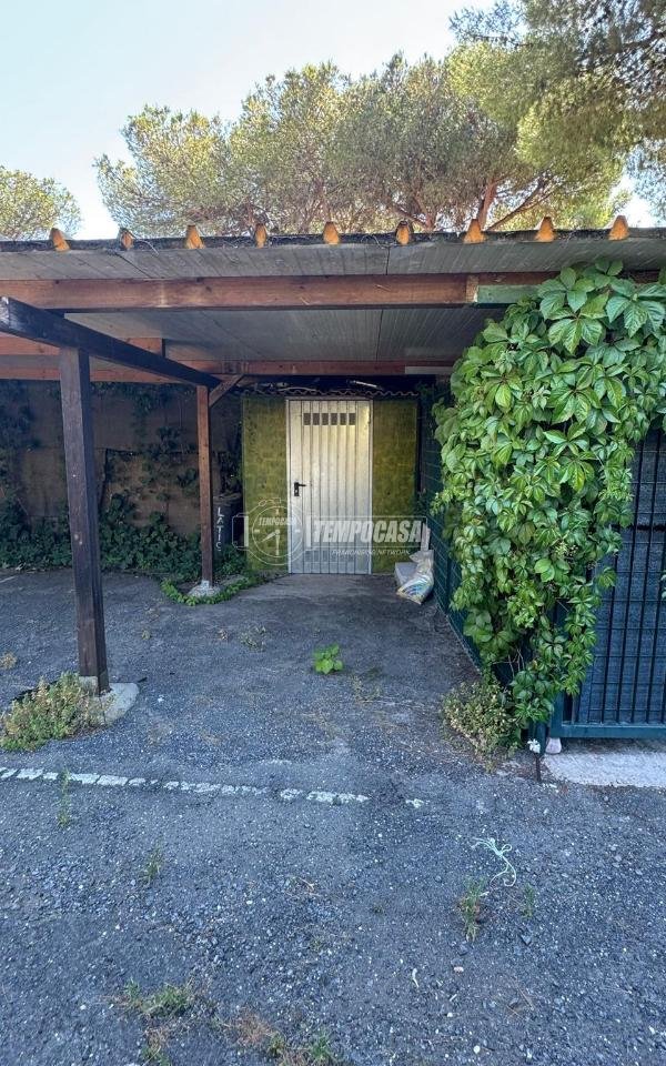 negozio in vendita a Ladispoli in zona Marina di San Nicola