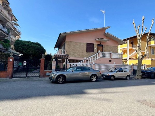 casa indipendente in vendita a Ladispoli