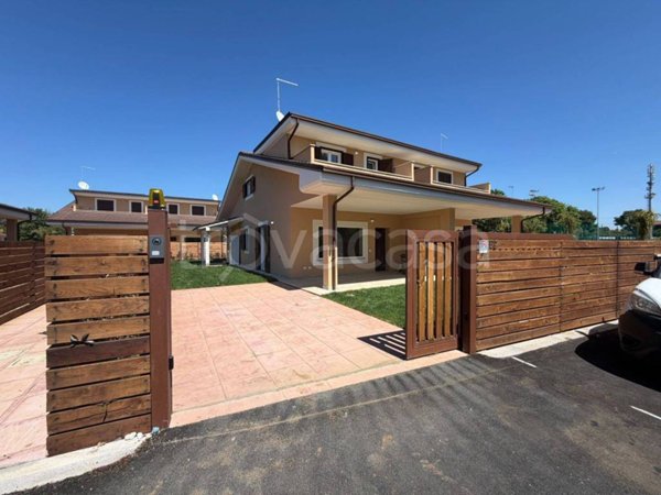 casa indipendente in vendita a Ladispoli in zona Marina di San Nicola