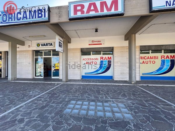 locale commerciale in vendita a Ladispoli