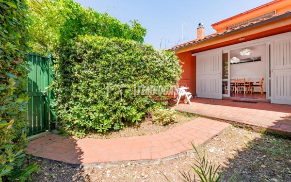 casa indipendente in vendita a Ladispoli in zona Marina di San Nicola