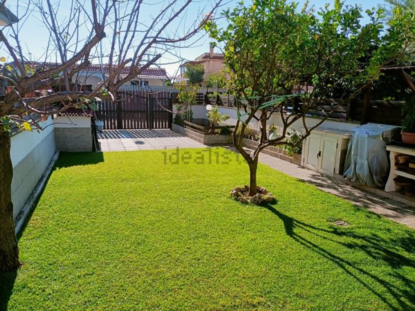 casa indipendente in vendita a Ladispoli