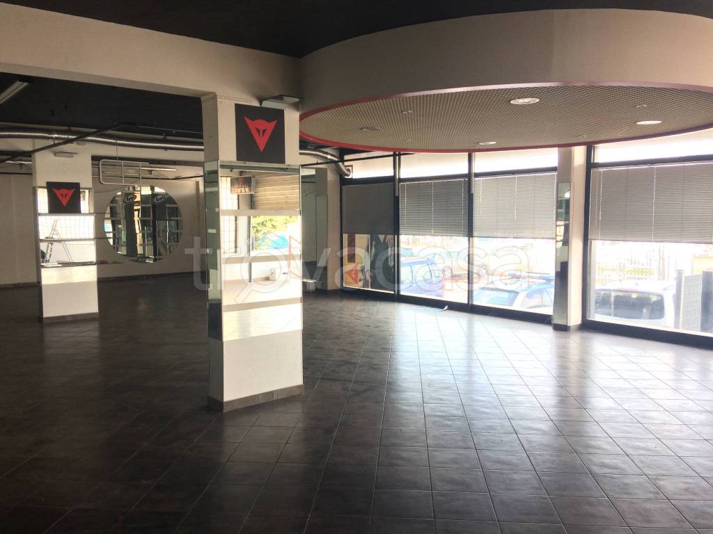 negozio in vendita a Ladispoli