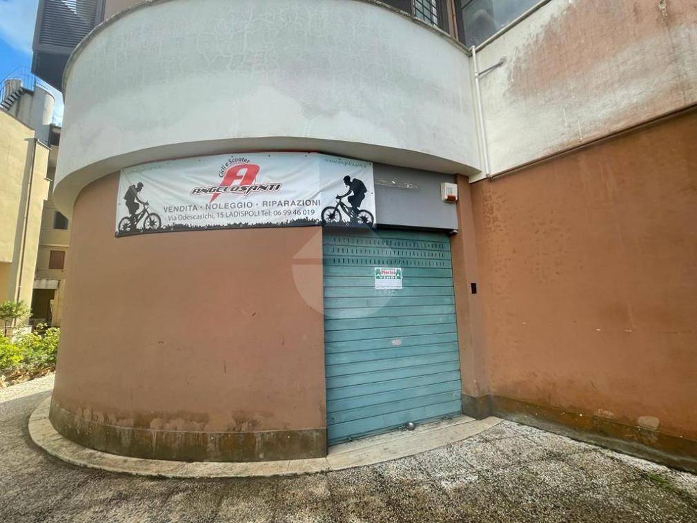 negozio in vendita a Ladispoli in zona Marina di San Nicola