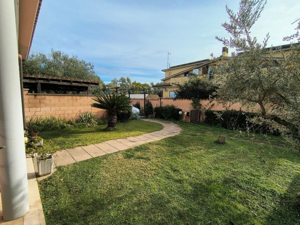 casa indipendente in vendita a Ladispoli