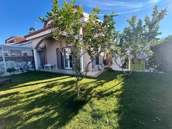 casa indipendente in vendita a Ladispoli