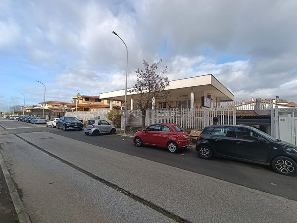locale commerciale in vendita a Ladispoli