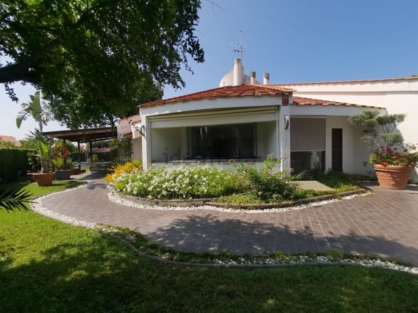 casa indipendente in vendita a Ladispoli in zona Marina di San Nicola