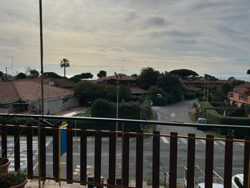 appartamento in vendita a Ladispoli in zona Marina di San Nicola