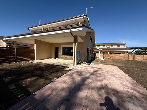 casa indipendente in vendita a Ladispoli