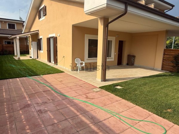 casa indipendente in vendita a Ladispoli in zona Marina di San Nicola