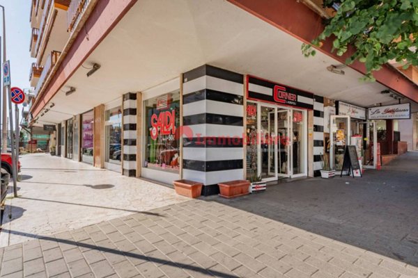 negozio in vendita a Ladispoli