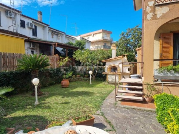 casa indipendente in vendita a Ladispoli