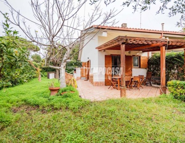 casa indipendente in vendita a Ladispoli in zona Marina di San Nicola