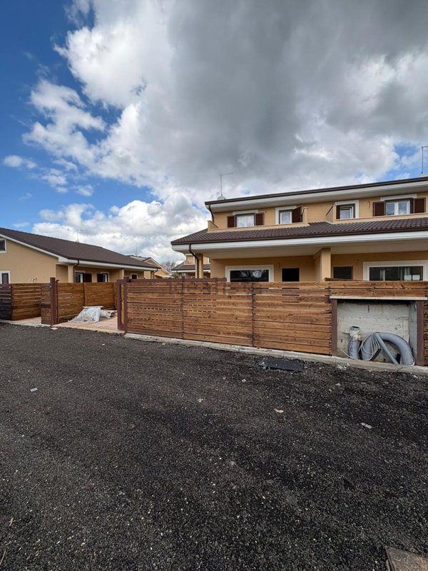 casa indipendente in vendita a Ladispoli