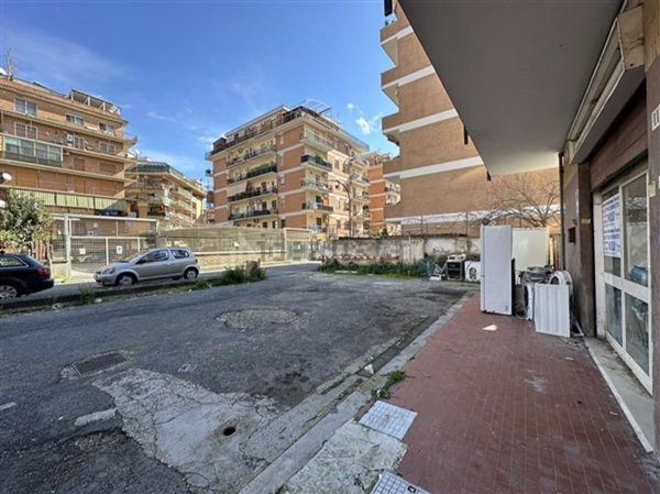 locale commerciale in vendita a Ladispoli