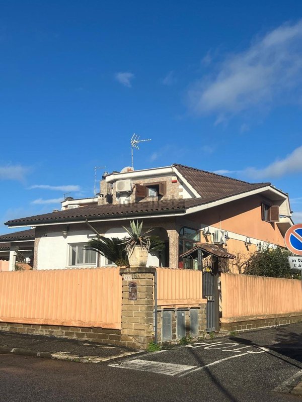 casa indipendente in vendita a Ladispoli