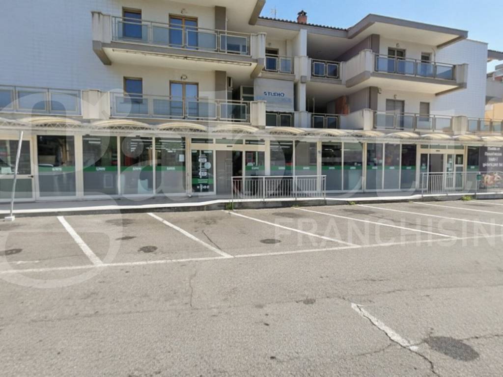 negozio in vendita a Ladispoli