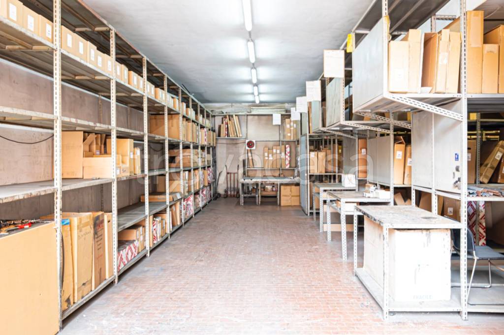 negozio in vendita a Ladispoli