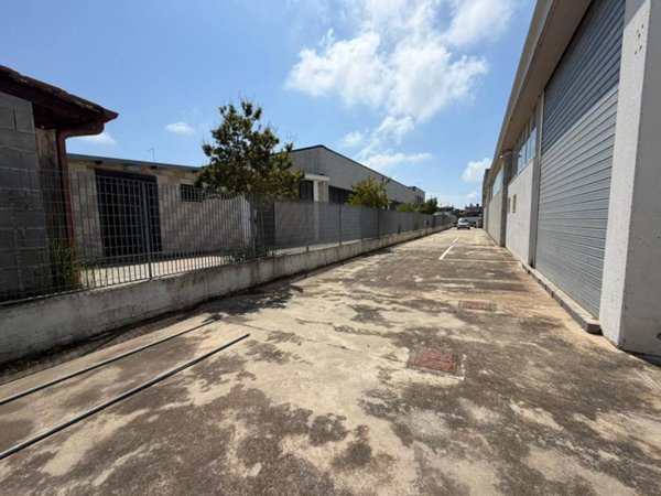 locale commerciale in vendita a Ladispoli