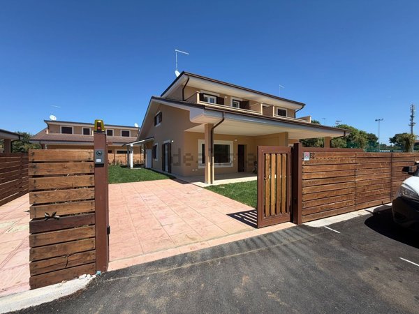 casa indipendente in vendita a Ladispoli in zona Marina di San Nicola
