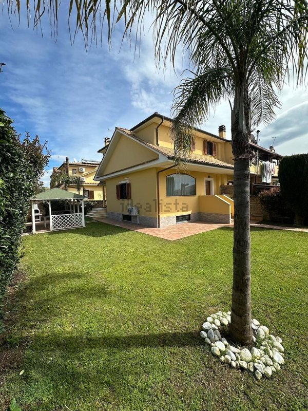 casa indipendente in vendita a Ladispoli