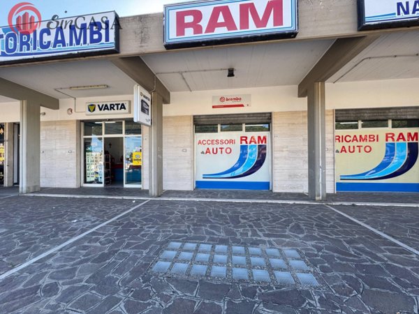 locale commerciale in vendita a Ladispoli