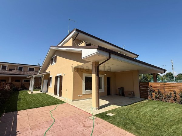 casa indipendente in vendita a Ladispoli