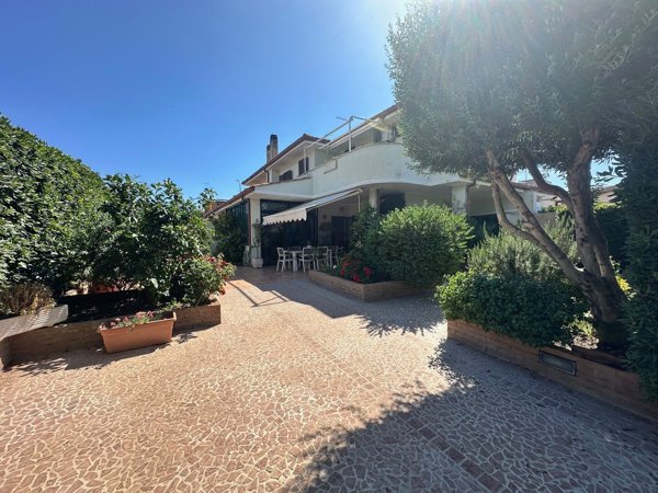 casa indipendente in vendita a Ladispoli