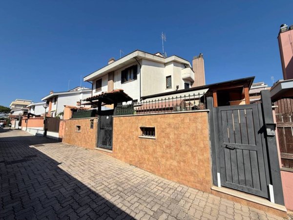 casa indipendente in vendita a Ladispoli