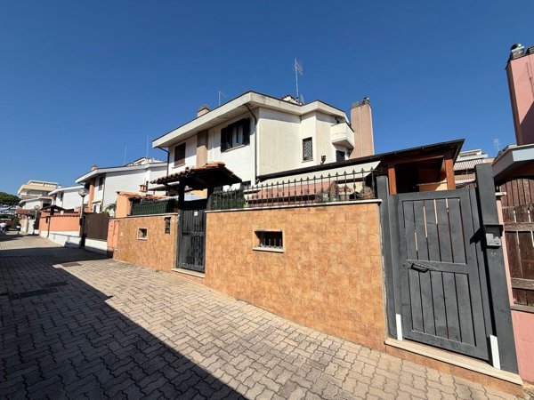 casa indipendente in vendita a Ladispoli