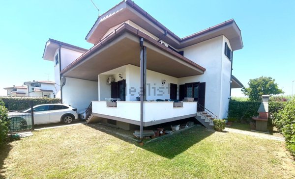 casa indipendente in vendita a Ladispoli