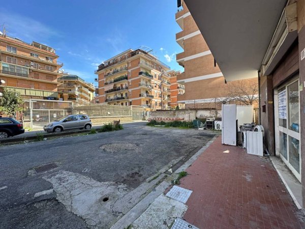 locale commerciale in vendita a Ladispoli
