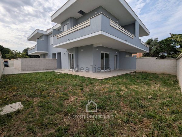 casa indipendente in vendita a Ladispoli