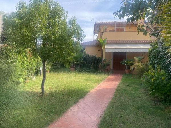 casa indipendente in vendita a Ladispoli in zona Marina di San Nicola
