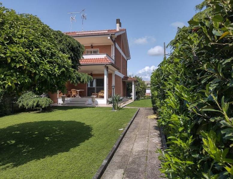 casa indipendente in vendita ad Ardea in zona Villaggio Ardeatino