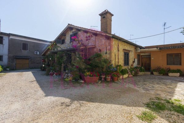 casa indipendente in vendita ad Ardea in zona Montagnano