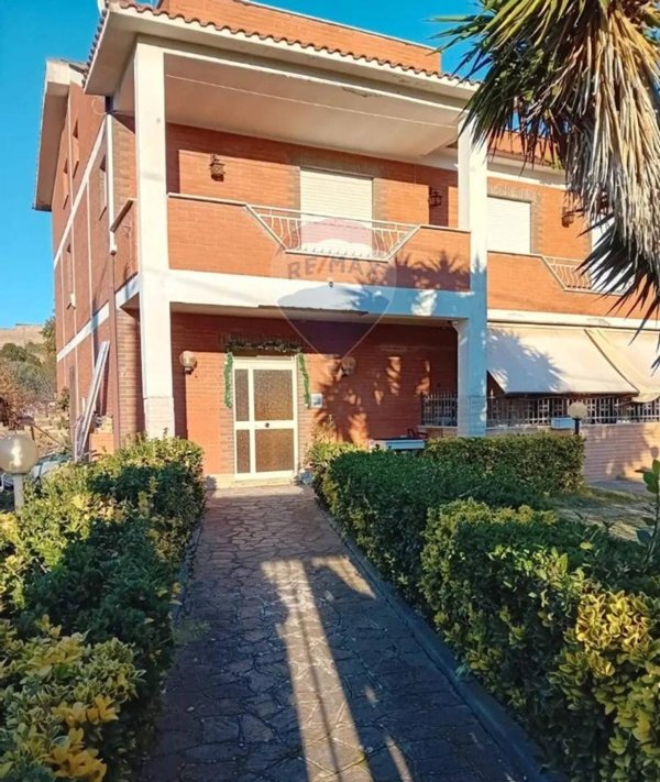 appartamento in vendita ad Ardea in zona Castagnetta
