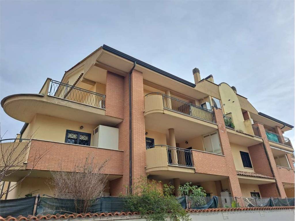 appartamento in vendita ad Ardea in zona Marina di Ardea