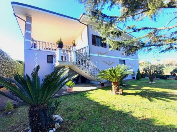 casa indipendente in vendita ad Ardea in zona Castagnetta