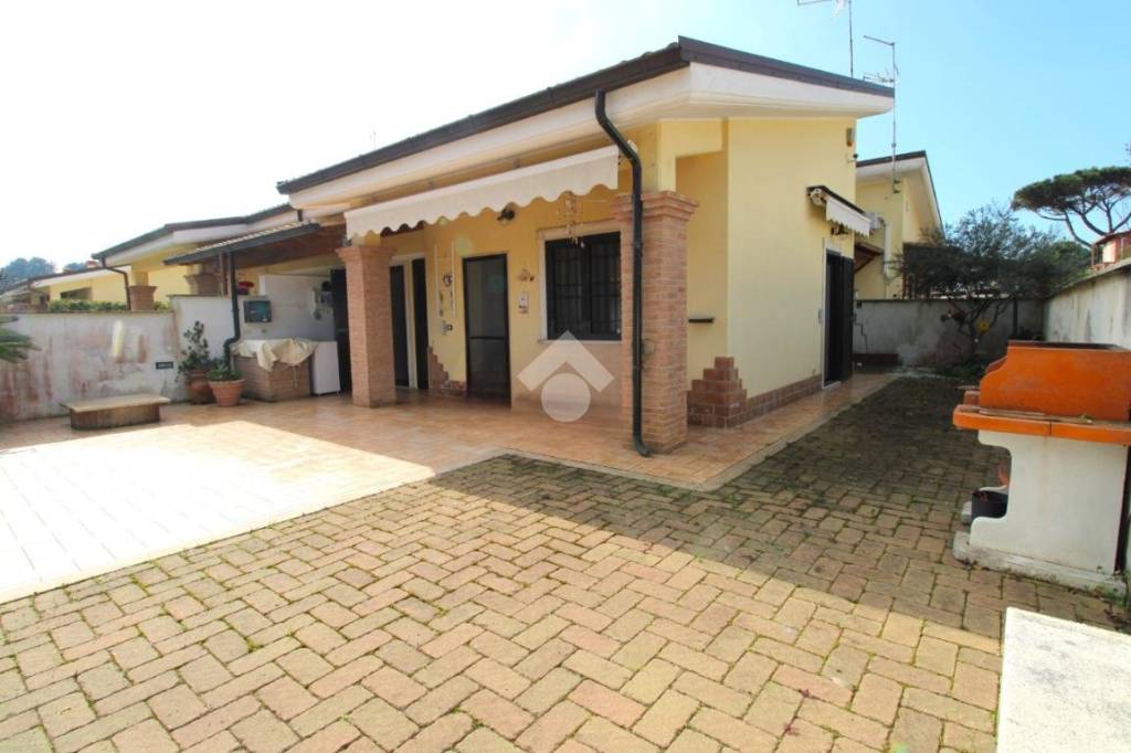 casa indipendente in vendita ad Ardea in zona Lido dei Pini