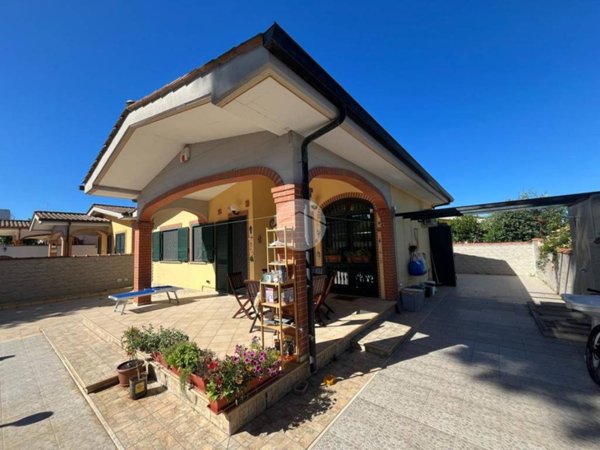 casa indipendente in vendita ad Ardea in zona Lido dei Pini