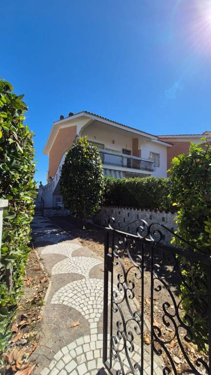 casa indipendente in vendita ad Ardea in zona Montagnano