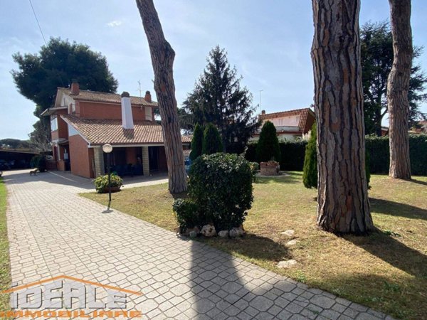casa indipendente in vendita ad Ardea in zona Colle Romito