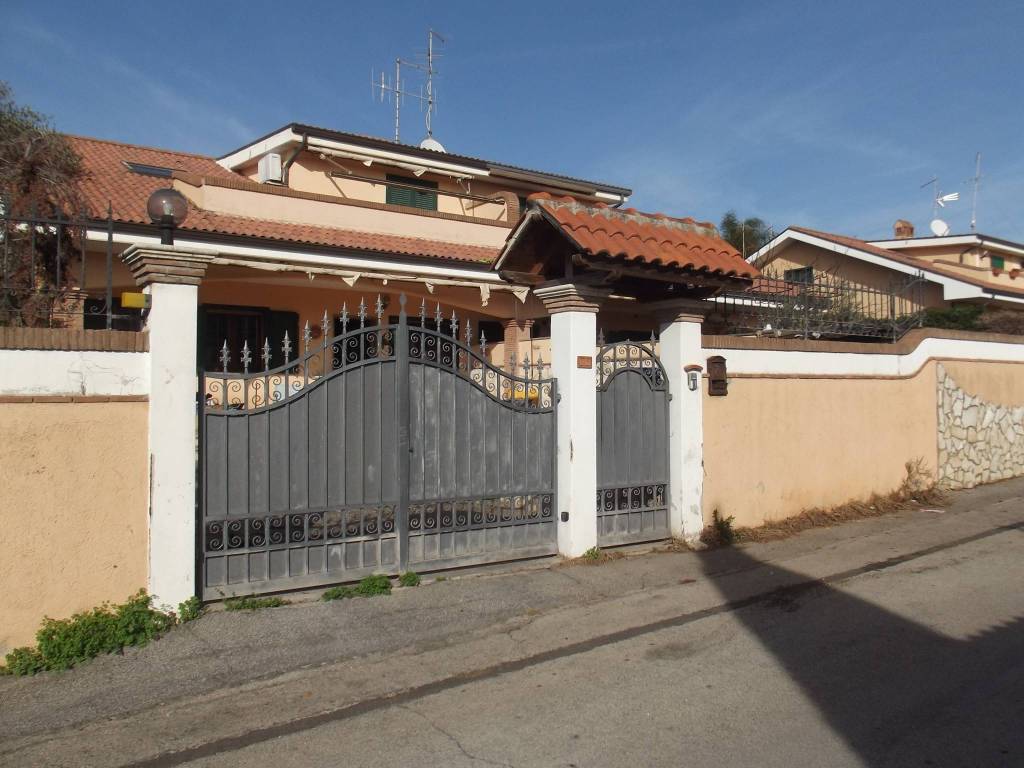casa indipendente in vendita ad Ardea in zona Nuova California